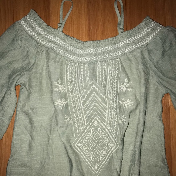 Off Shoulder Blouse - Picture 2 of 3